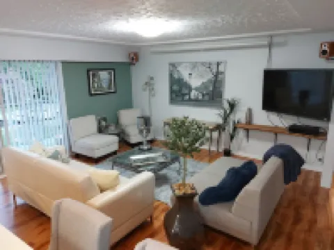 NorthVAN Nature Living Home, 5min to town, beach, suspension bridge, river ,hike Hotels in North Vancouver