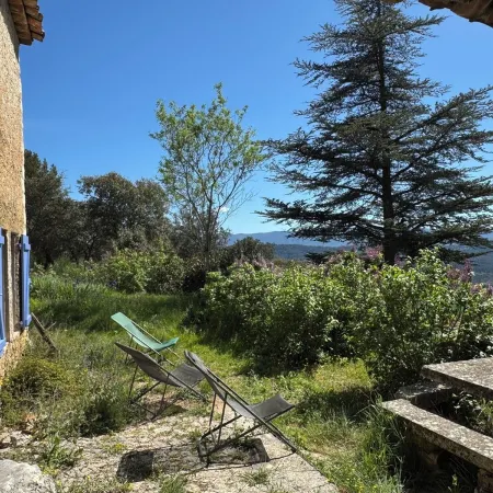 A typical sheepfold between Ventoux and Luberon