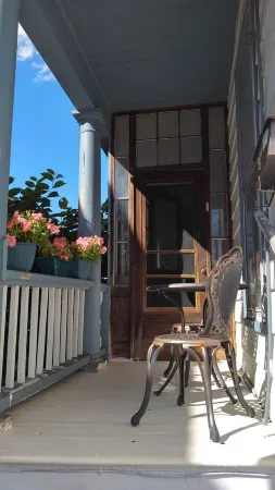 The Butler's Pantry<br>One half of Victorian duplex Отели в г. Oneida County