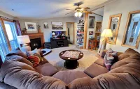 Cozy cabin. Quiet valley. Hot tub & views. Close to everything CO has to offer.