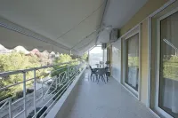 LucyZen! Stylish Apt, Athenian Riviera, near beach