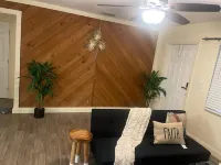 Cozy, retreat w/ outdoor bar. 10 mins from the beach. 12 mins from downtown Hotels in Royal Palm Estates