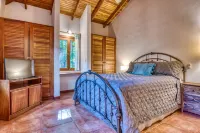 Tropical Oasis, Steps From Beach, Cafés, Shops. Private Pool. Walk Everywhere.