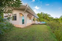 Villa Hoe by Tahiti Homes®. Swimming pool and sea view, ideal for a getaway for two! Hotels in 