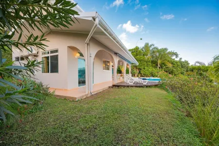 Villa Hoe by Tahiti Homes®. Swimming pool and sea view, ideal for a getaway for two! Отели рядом с достопримечательностью «Temae Beach»