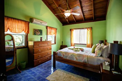 Caribbean Seafront, 2-Level Island Home, Pool, Kayak, Paddle boards and Privacy Hôtels à : 