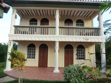 Private villa in Lamu style with private pool and cook/ staff 250 m to the beach