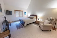 Spacious Townhouse minutes from Village and Slopes with shuttle to mountain