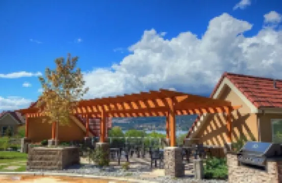 Top floor unit in Discovery Bay with lake views from the patio!