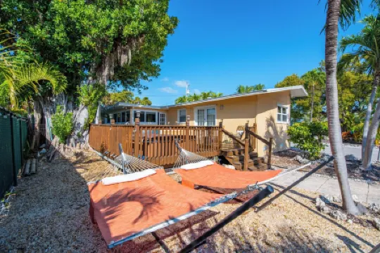 Marathon Family Retreat:  Pool, Hot Tub & Outdoor Movie Theater