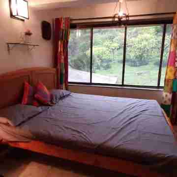 Cozy Hill-touch villa with Lounge Pool. Quiet neighbourhood. Quick trek to lake Rooms