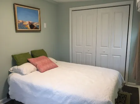 Bay Front Cottage in Historic Townbank