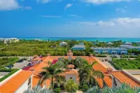 " Tradewinds" Updated Luxury Condo-Turtle Cove- 5 Minute Walk to Beach
