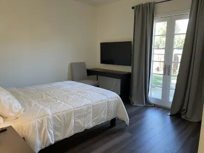 Villa CapRose: The Dove bedroom Hotels near Winchester Mystery House