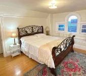 Spacious 5-bedroom wine country retreat in downtown Cloverdale