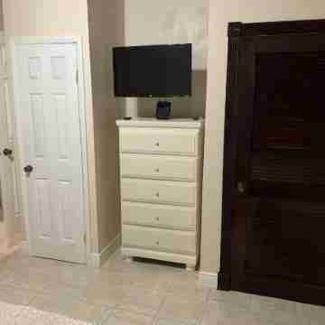 Entire Guest Suite - 1 bedroom Rooms