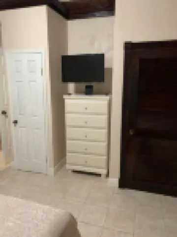 Entire Guest Suite - 1 bedroom Hotels in 