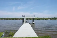 Lakefront Cabin: Fishing, Free Kayak, Jetski, Dock, Swimming, Hot Tub, BBQ,