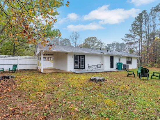 Family-friendly 3br Oasis In Powder Springs 3 Bedroom Home