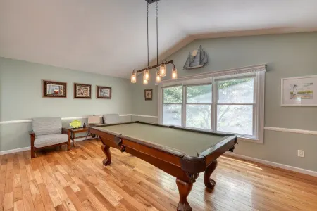 Living the Dream Lovely 5/4 with Fireplace, Dock, Firepit with 9 Rockers Отели рядом с достопримечательностью «Campsite No 70»