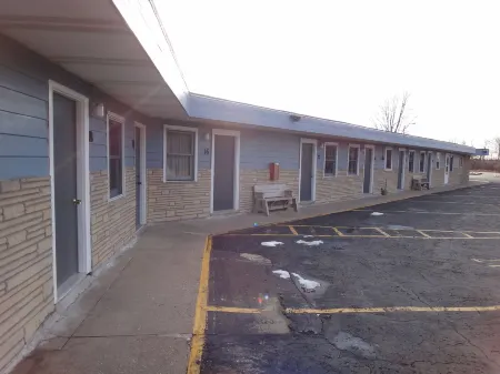 Pine Ridge Motel Отели рядом с достопримечательностью «Блу Маунд Стейт Парк - Запад Обзервейшен Тауэр»