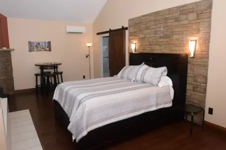 The Fields of Eden Inn Отели в г. Ангола он Лейк