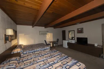 Cedar Inn فنادق في 