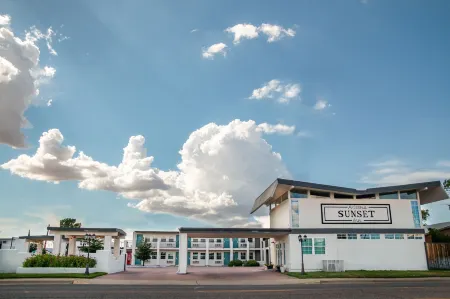 Arizona Sunset Inn & Suites Отели рядом с достопримечательностью «Cochise Lake»