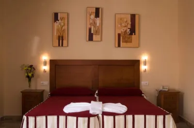 Apartamentos la Fuente Hotels near Puerta del Compás