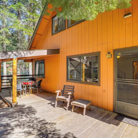 Walk to Lake Almanor: Prattville Cabin w/ 2 Decks!