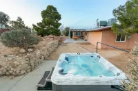 Rocky Ridge Retreat - Hot Tub, Fire Pit & BBQ! 2 Bedroom Home by RedAwning Hotels in Joshua Tree