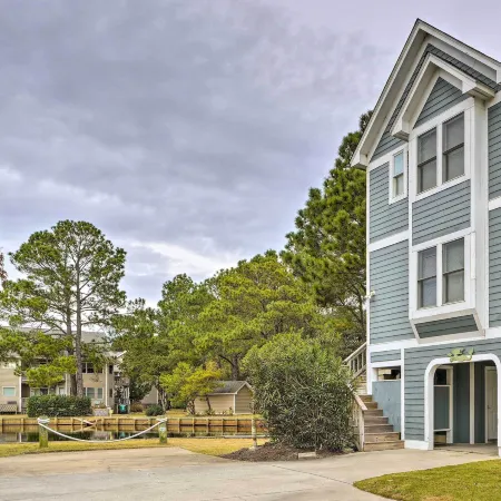 Coastal Home w/ Community Pool < 2 Miles to Beach!