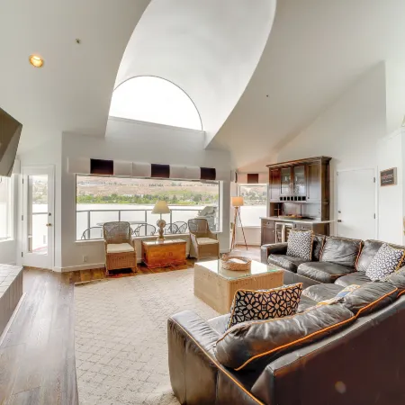 Beautiful Condo w/ Balcony on Lake Chelan!