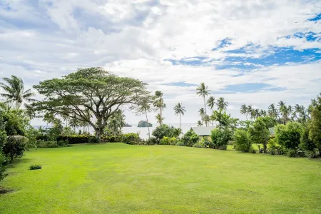 Beautiful ocean view home on 1 acre across from the beach.  Prime Location Отели в г. Тавеуни