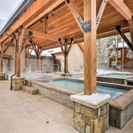 Cozy Ski-in/Ski-Out Breckenridge Condo: Mtn Views!