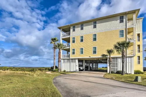 Beach Days & Resort-Style Fun! Galveston Retreat - Condos