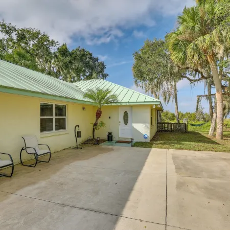 On Lake Istokpoga: Lorida Home w/ Lanai!