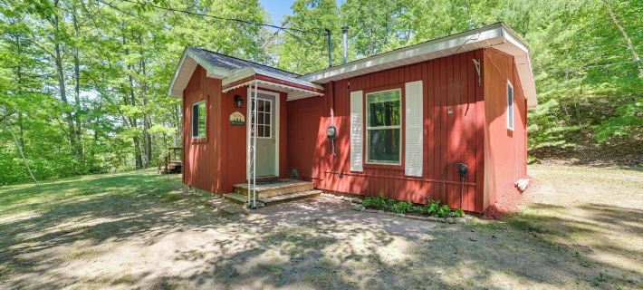 Rose City Cabin w/ Fire Pit & Lake Access Hotels in Oscoda County