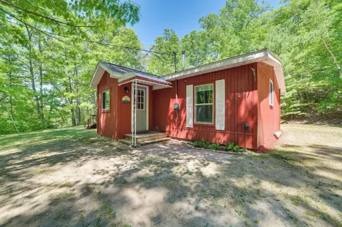 Rose City Cabin w/ Fire Pit & Lake Access - 3-stjärniga