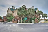 Marina & Beach Club Access: Condo in Southport - Balkon