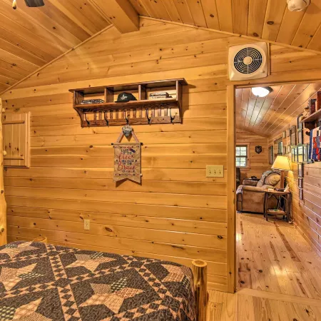 Hooah Cabin Retreat w/ Grill & Step-Free Access