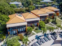 True Blue Bay Resort โรงแรมใน