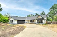 Charming Home < 10 Mi to Sequoia Nat'l Park! - 3-نجوم