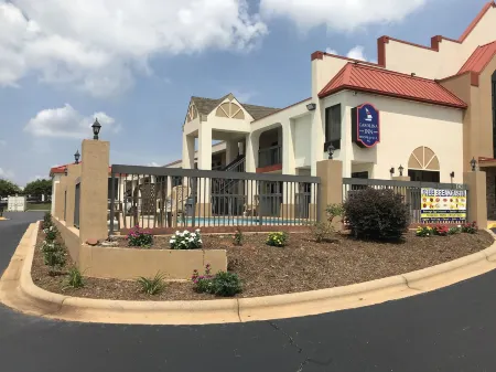 Carolina Inn & Suites of Lake Norman Отели рядом с достопримечательностью «Trump National Golf Club Charlotte»