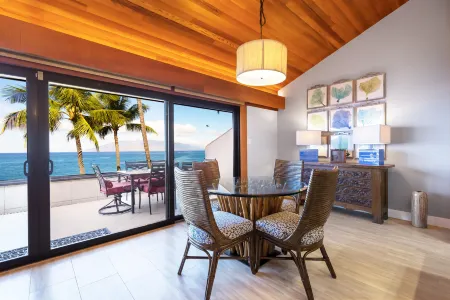 Spacious Lanai and Ocean Views - Stunning Coastal Escape Отели рядом с достопримечательностью «Онелоа Бич»