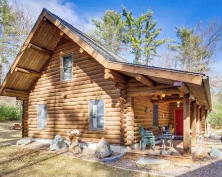 Merrillan Cabin w/ Fire Pit < 1 Mi to Lake Arbutus Hoteles en Dewhurst