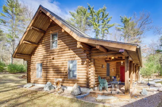 Merrillan Cabin w/ Fire Pit < 1 Mi to Lake Arbutus