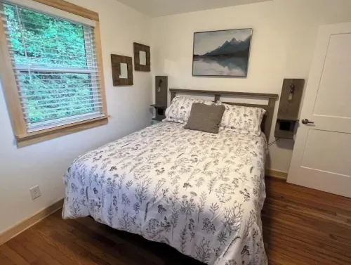 Blue Ridge Mountain Cottage close to everything Asheville has to offer.