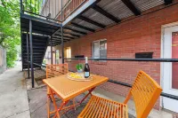 The Coral Suite, Stylish Stay in Old Town FoCo