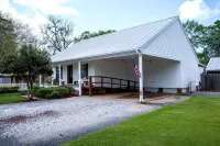 Charming 2-bedroom house in fabulous Breaux Bridge with WiFi, AC